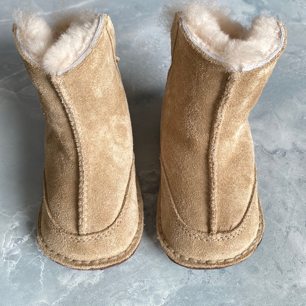 NWOT!! BABY UGGS SIZE SMALL